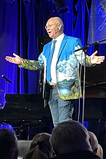 Martin Rassau bei einer Zwischeneinlage im Wirtshaus im Schlachthof am 20.11.2022 (©Foto: Martin Schmitzt)